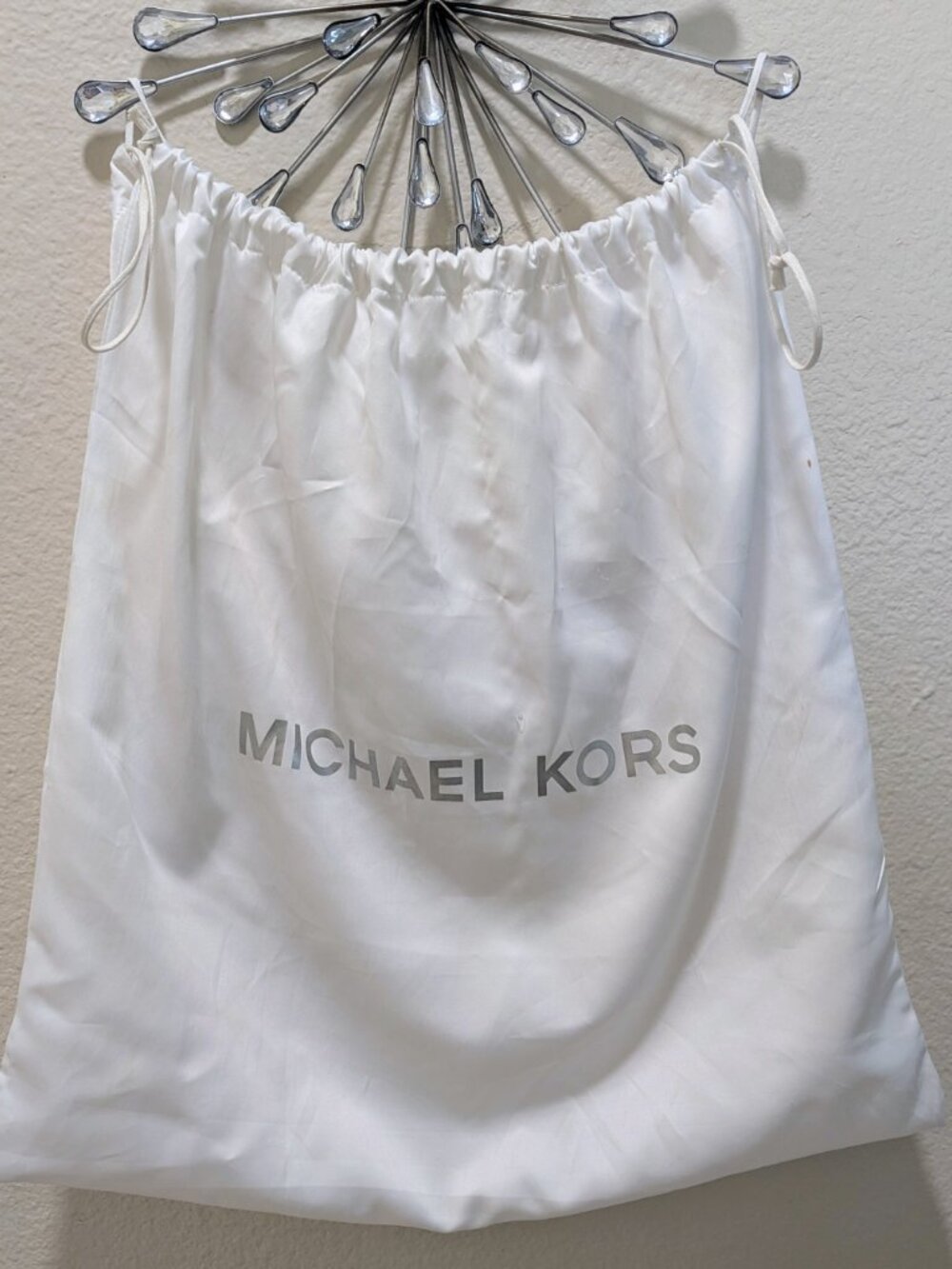 Michael Kors Jules Large Colorblock Leather Drawstring Bucket Bag – Red/Black - Picture 10 of 10